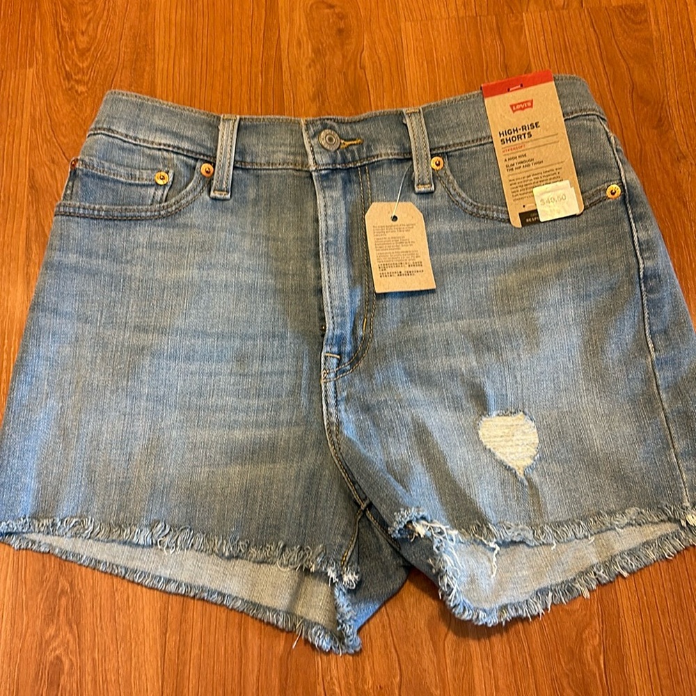 NWT Levi’s Short high rise